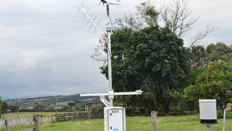 foto de uma estação meteorológica num campo