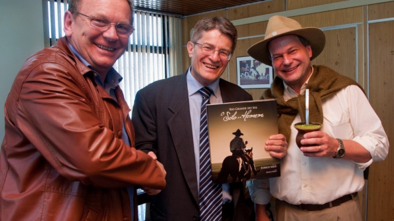 20130829163635secretario-da-agricultura-luiz-fernando-mainardi-entrega-livro-de-eurico-salis-o-solo-e-o-homem-para-alan-boj.jpg