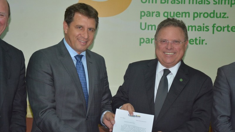 secretário Polo e ministro Blairo Maggi segurando um documento