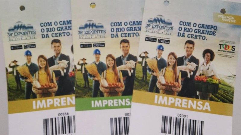 três crachás de imprensa