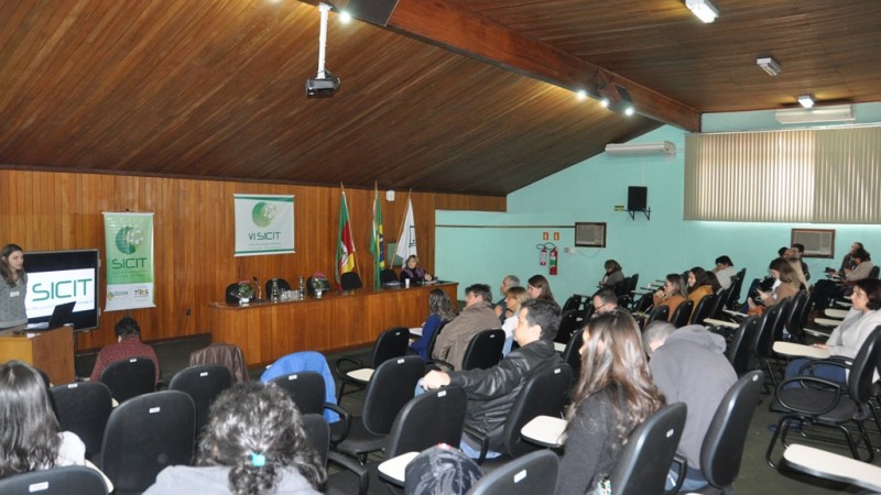 uma estudante apresentando trabalho com power point para uma plateia