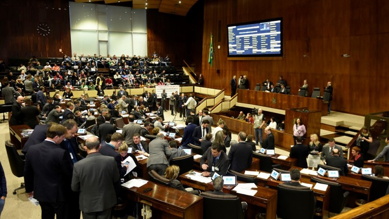 O projeto de lei do Executivo foi aprovado por 34 votos a favor e 15 contra
