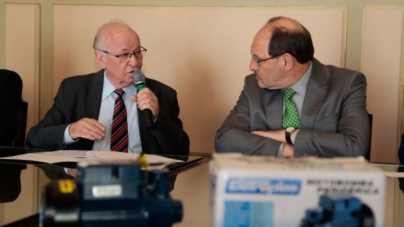 Secretário da Agricultura, Odacir Klein, fala ao microfone ao lado do governador José Ivo Sartori