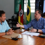 Coordenador do Fórum Gaúcho de Combate aos Impactos dos Agrotóxicos, Rodrigo Valdez de Oliveira foi recebido por Covatti Filho.