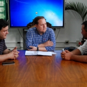 Clodoaldo Rezende e Douglas Firmino Borges, de Vacaria, foram recebidos pelo secretário Covatti Filho. 