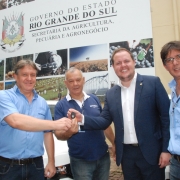 Governador Eduardo Leite e secretário Covatti Filho entregaram 108 carros para a Emater (17)