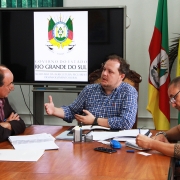 O deputado estadual Zé Nunes conversou sobre Covatti Filho sobre agricultura familiar e cooperativismo