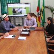 Comitiva de Taquaruçu do Sul  Prefeito , Valmir Luiz Menegat; Secretária De Planejamento , Sirlei De Azevedo Canci  ; Secretário Agricultura Tiago Turchetto Pessotto  ; Produtor Musical, Anderson Albrebana