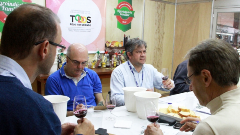Análise de amostras de vinhos e sucos foi feita por especialistas convidados