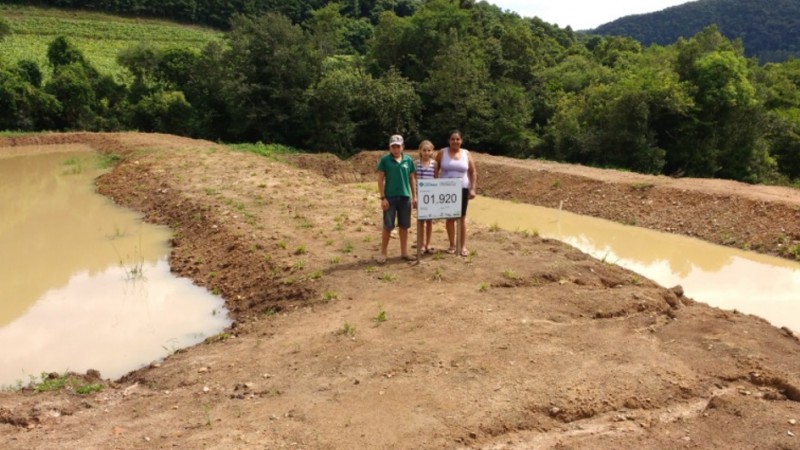 Em Gramado Xavier, a família de Leni Hahn recebeu o microaçude e já se organiza para começar a produzir peixes na propriedade
