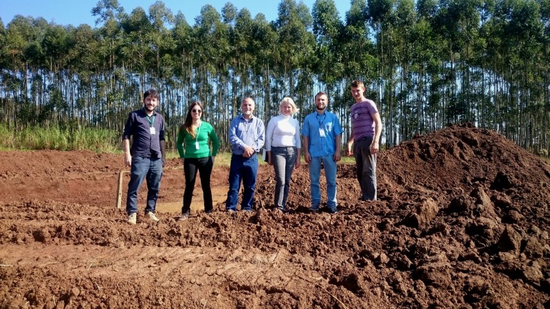 Tecnicos da SDR, Emater/RS e os beneficiários que irão receber um dos 80 viveiros que serão implantados nesta frente de trabalho.