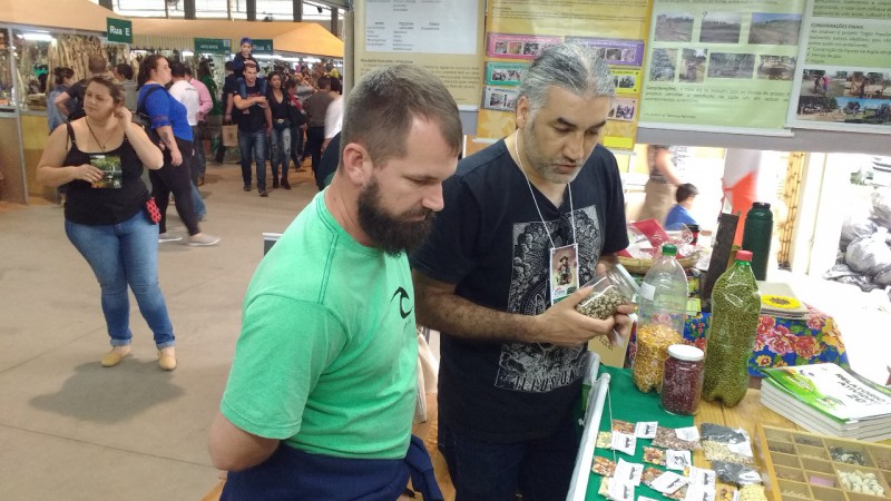 Visitantes recebem dicas sobre como plantar em vasos ou na sacada do apartamento