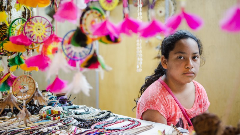 Pâmela Indianara Salvador, 10 anos, é uma das artesãs que apresenta peças da cultura indígena na Feira da Agricultura Familiar