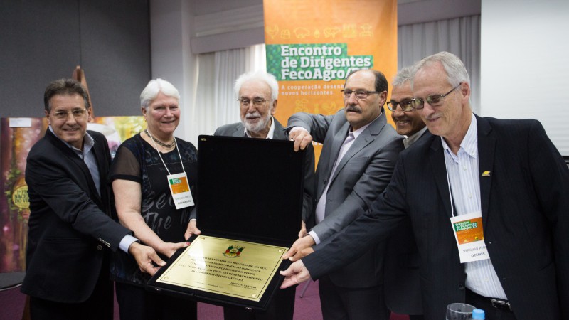 Ex-presidente da Fecoagro, Rui Polydoro Pinto recebeu homenagem pelos 47 anos de trabalho e luta em defesa do cooperativismo