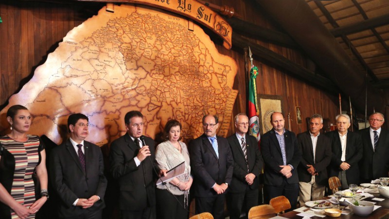 Secretário Minetto apresentou documento ao governador Sartori durante ato no Galpão Crioulo do Palácio Piratini