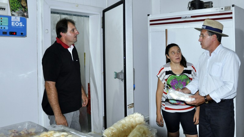 O secretário Minetto conheceu a trajetória do casal Antônio e Rosane Lottermann e visitou as instalações da agroindústria