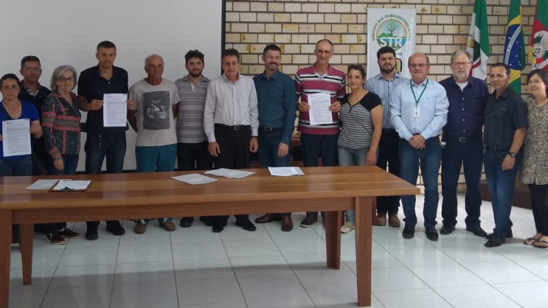 Os agricultores Fabiano Martins da Silva, Ricardo da Silva Bertoli e Luís Carlos da Silva foram beneficiados