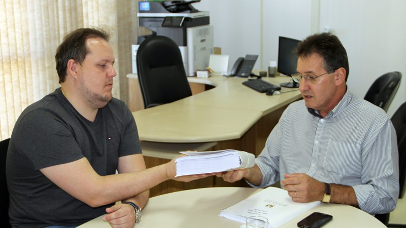 Minetto (D) entregou documentos com programas executados e ações a serem tomadas futuramente pelo novo secretário, Covatti Filho (E)