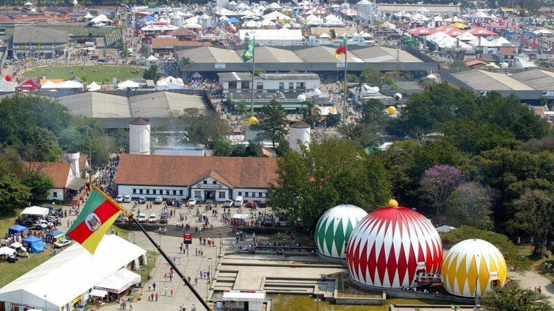Foto aérea do Parque com as três esferas em verde, vermelho e amarelo no canto direito