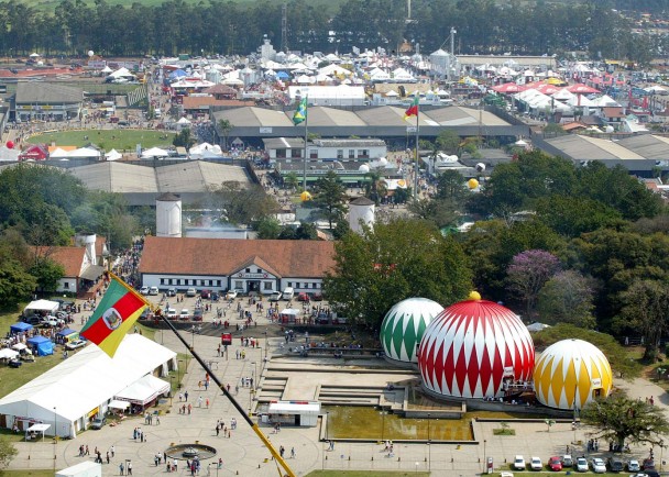 Foto aérea do Parque com as três esferas em verde, vermelho e amarelo no canto direito