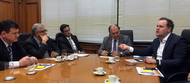 Covatti Filho (D) discutiu tema com secretário executivo da Fazenda e Planejamento, Milton Santos (ao centro)