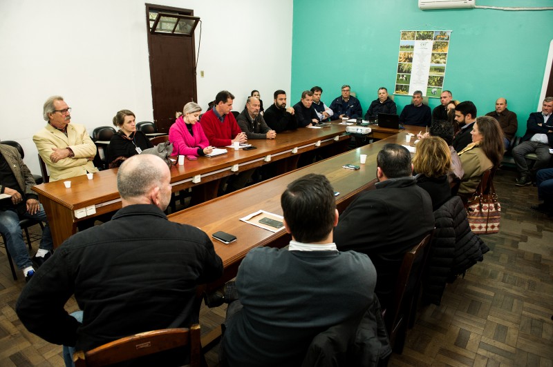 Mesa de reunião com vários representantes de entidades criadoras de cavalo