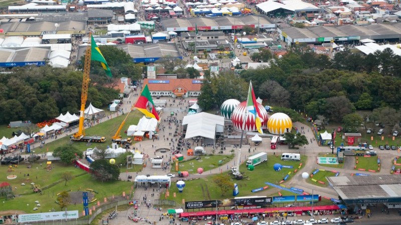 Foto aérea do parque de exposições com as três esferas à direita e as bandeiras do Brasil e Rio Grande do Sul à esquerda