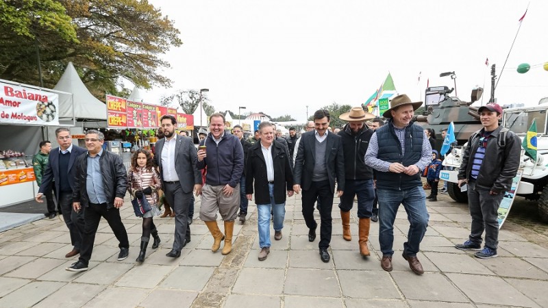 Vice Ranolfo, acompanhado do secretário Covatti Filho e dos secretários Irigaray e Otomar, percorre parque de Esteio