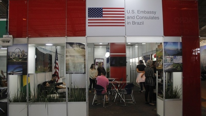 No estande, estão disponíveis informações como o passo a passo para obtenção de vistos