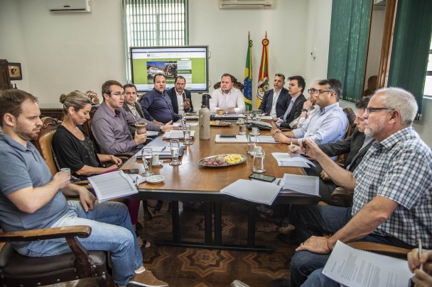 Mesa de reunião com representantes setoriais