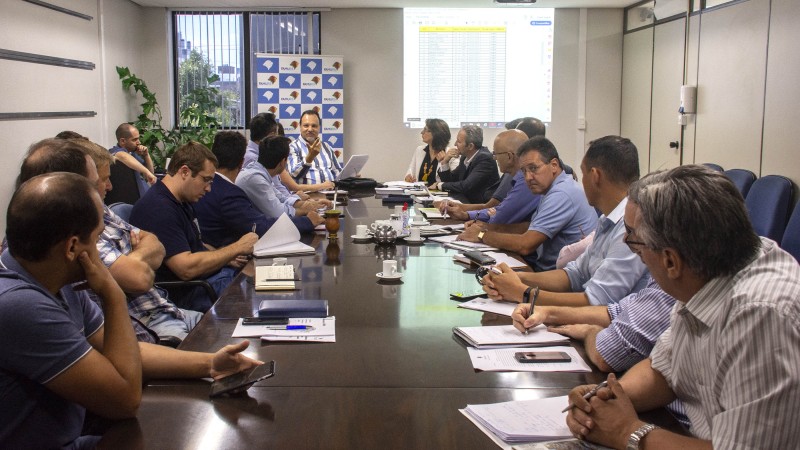 Mesa de reunião com representantes da Seapdr, Famurs, Fetag e Farsul