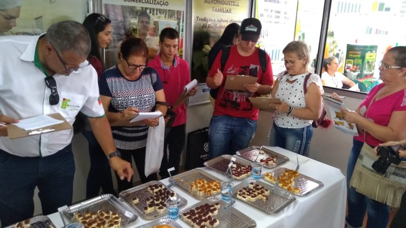 Público avalia doces e geleias no Pavilhão da Agricultura Familiar da Expodireto nesta quarta-feira (04)