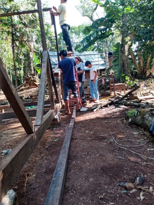 Construção de casas na aldeia guarani de Maquiné