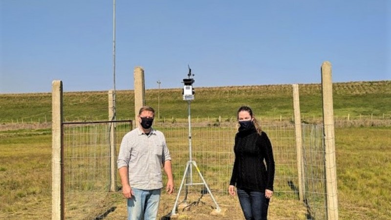 Varone e Mara Grohs na estação meteorológica instalada abaixo da taipa da Barragem do Capané