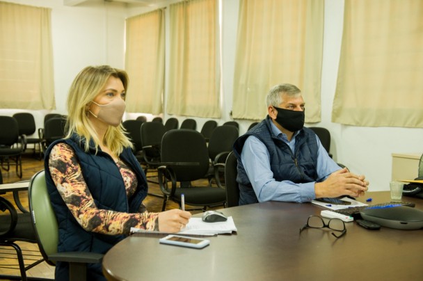 Diretor Flávio Smaniotto e Coordenadora do PAA, Bruna Fogiato, participam de reunião com Unidades de Cooperativismo da Emater