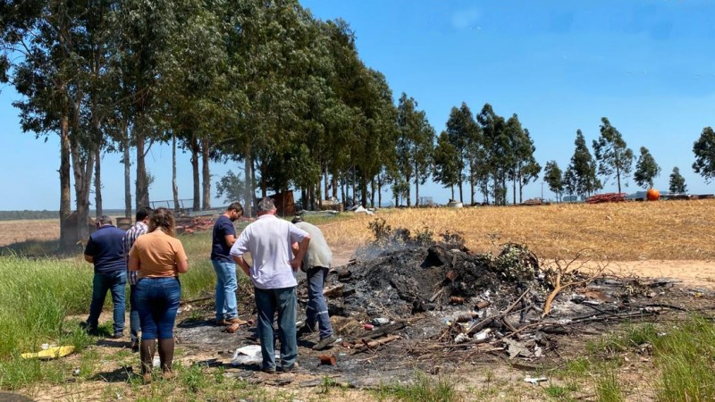 Fiscalização encontrou embalagens de agrotóxico sendo queimadas, o que é crime ambiental