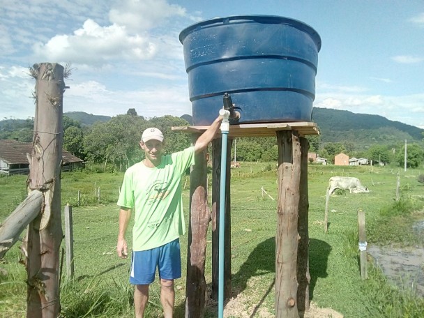 Os kits de irrigação por gotejamento contêm caixas d’água, mangueira de gotejamento, filtro, canos e conexões