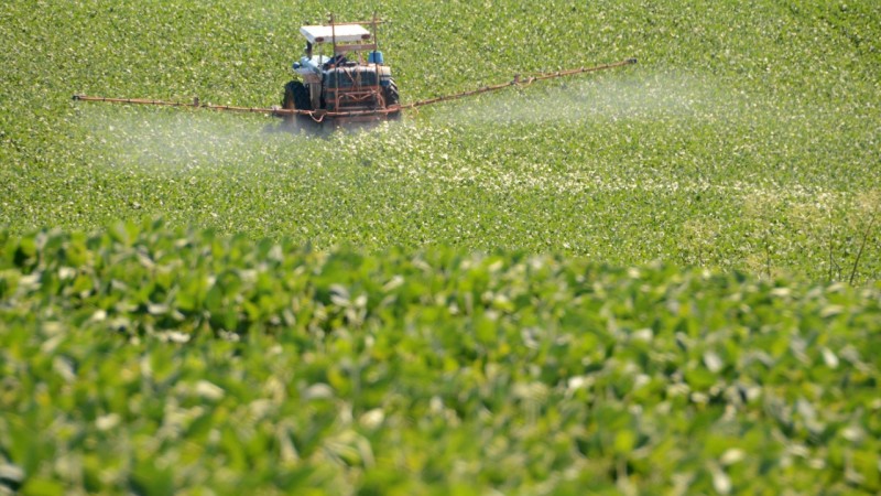 Trator aplicando agrotóxico em lavoura