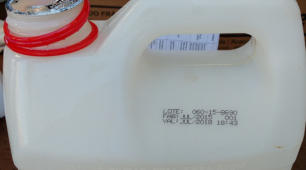 Embalagem vazia de agrotóxico com close no número de lote, data de fabricação e validade