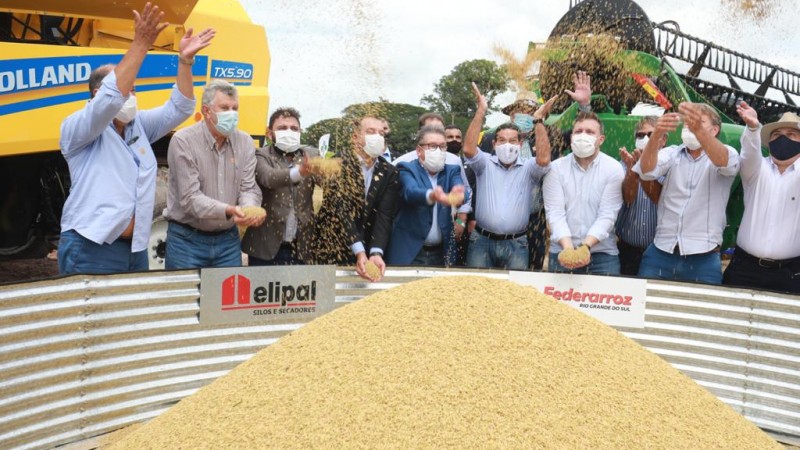 Autoridades participaram da tradicional chuva de arroz promovida pelas colheitadeiras em operação