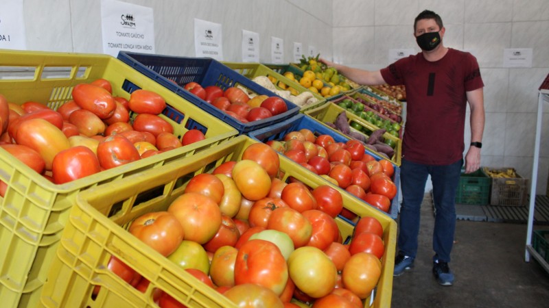 FOTO: Jéferson Sauzen e caminhão de entregas da empresa.

