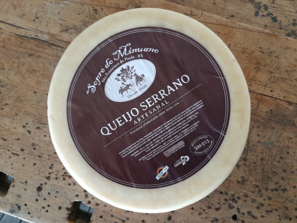 Queijo artesanal serrano é produzido há mais de 100 anos na fazenda Sopro do Minuano