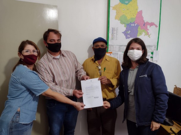 Entrega de documentos para adesão ao selo Arte. Presentes: Bianca Pereira e Ângelo Nardi Pretto, veterinários do SIM, produtor José Cardoso e Lilian Ceolin, veterinária da Emater