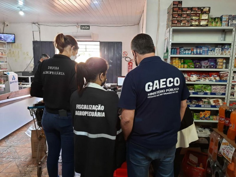 Uma tonelada de alimentos impróprios para consumo foi apreendida em Inhacorá