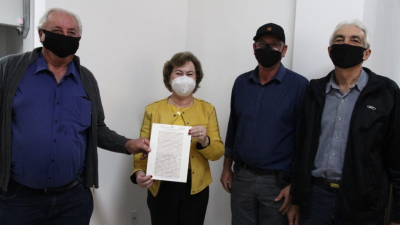 Agricultores recebem a escritura de titulação das terras do Reassentamento PE Engenho Novo