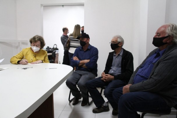 Secretária Silvana Covatti participou da assinatura no Tabelionato localizado no centro de Carazinho