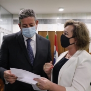 Secretária Silvana Covatti entrega convite para a Expointer para o Ministro da Defesa, Gen. Braga Neto