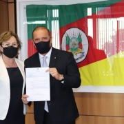 Secretária Silvana Covatti entrega convite para a Expointer para o Ministro do Trabalho, Onyx Lorenzoni