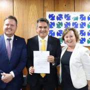 Secretária Silvana Covatti  e deputado Covatti Filho entregam convite para a Expointer para o Presidente da Câmara, Arthur Lira.