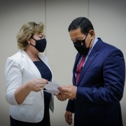Secretária Silvana Covatti entrega convite para a Expointer para o Vice-Presidente da República, Gen. Hamilton Mourão